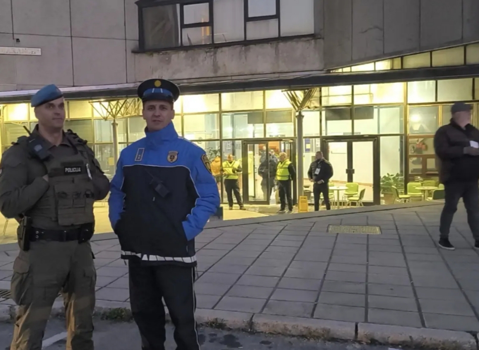 Opsadno stanje oko dvorane Zetra: Veliki broj policije, a meč se igra bez publike
