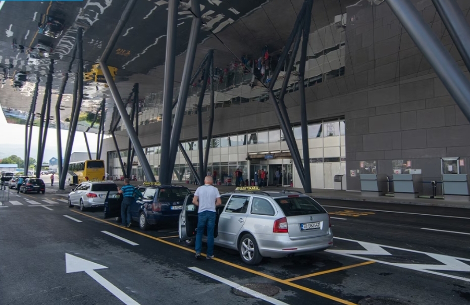 Upravo- u tijeku evakuacija na aerodromu u Sarajevu