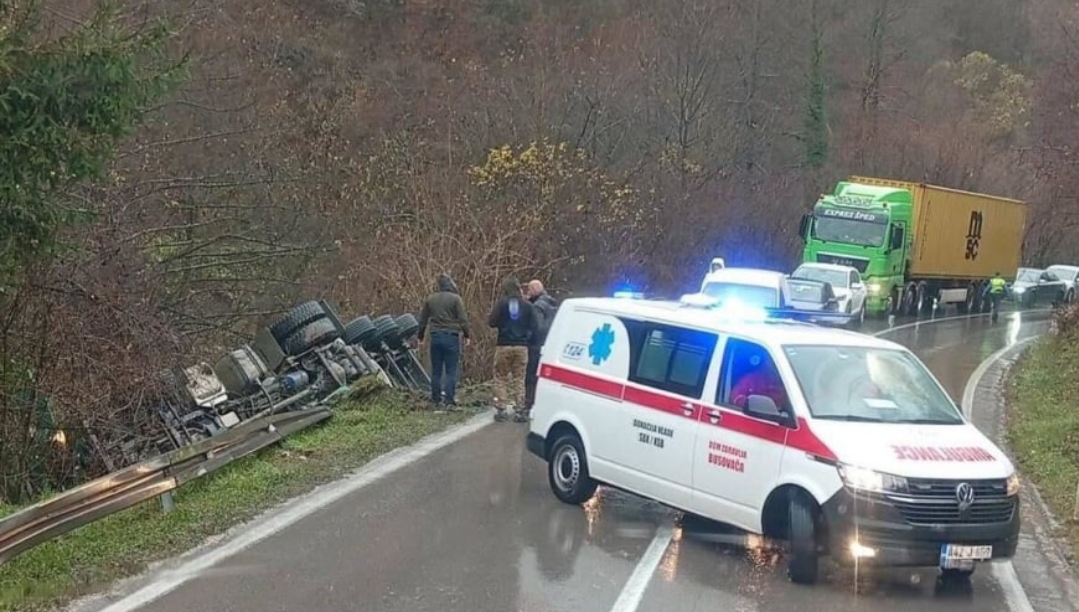 Nesreća u Lašvi, kamion sletio s ceste, jedna osoba ozlijeđena