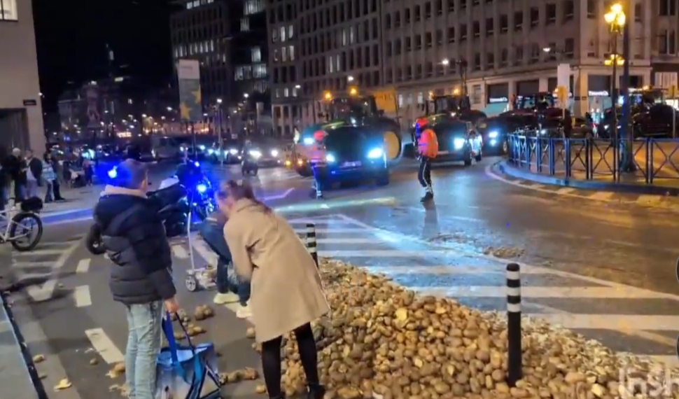 Bruxelles: Stotine kilograma krumpira završilo je na ulicama nakon prosvjeda