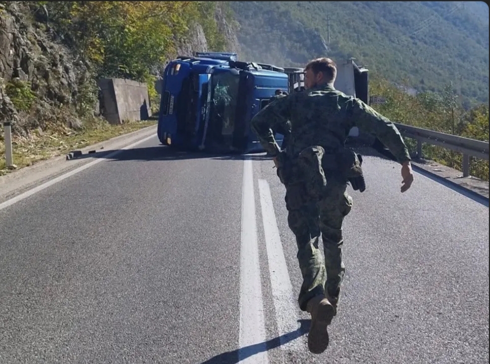 Vojnici EUFOR-a prvi priskočili uz pomoć ozlijeđenog vozača kamiona