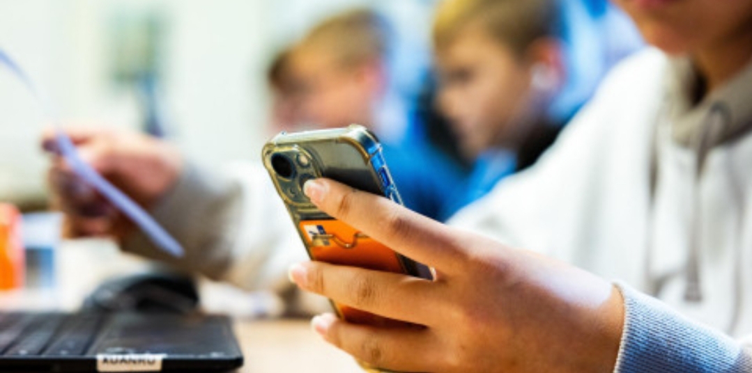 Djeca dalje od ekrana i internetskih algoritama- nove zabrane