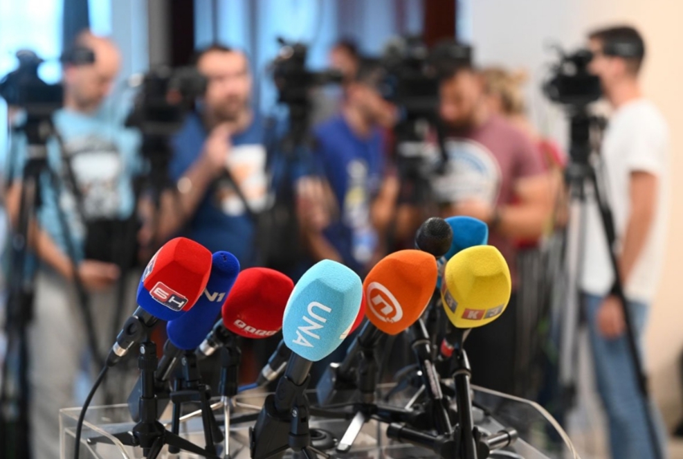 Zbog prijetnji kaznama politička kampanja preseljena u kafane i na slave