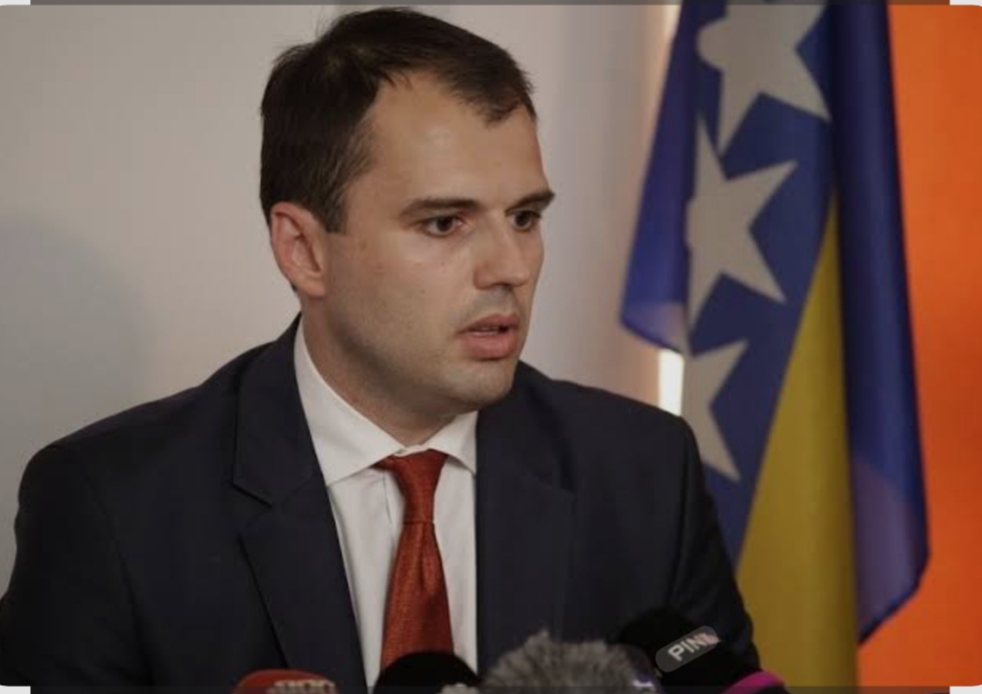 „Sto milijuna eura iz EU tek je utješna nagrada, a pola milijarde maraka nestalo je u Autocestama FBiH“ – poručio Bajrović u emisiji na Hayatu.
