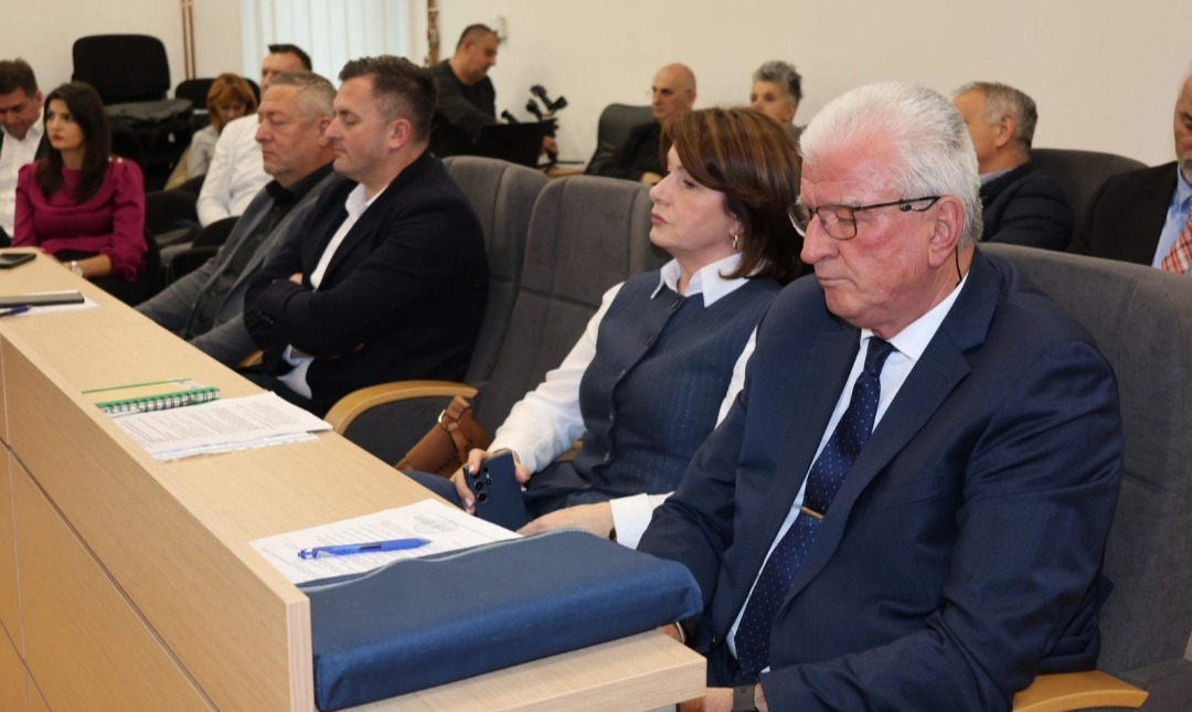 Premijer je na sastanku zatvorio oči, dok plaće otvaraju novo poglavlje rasta