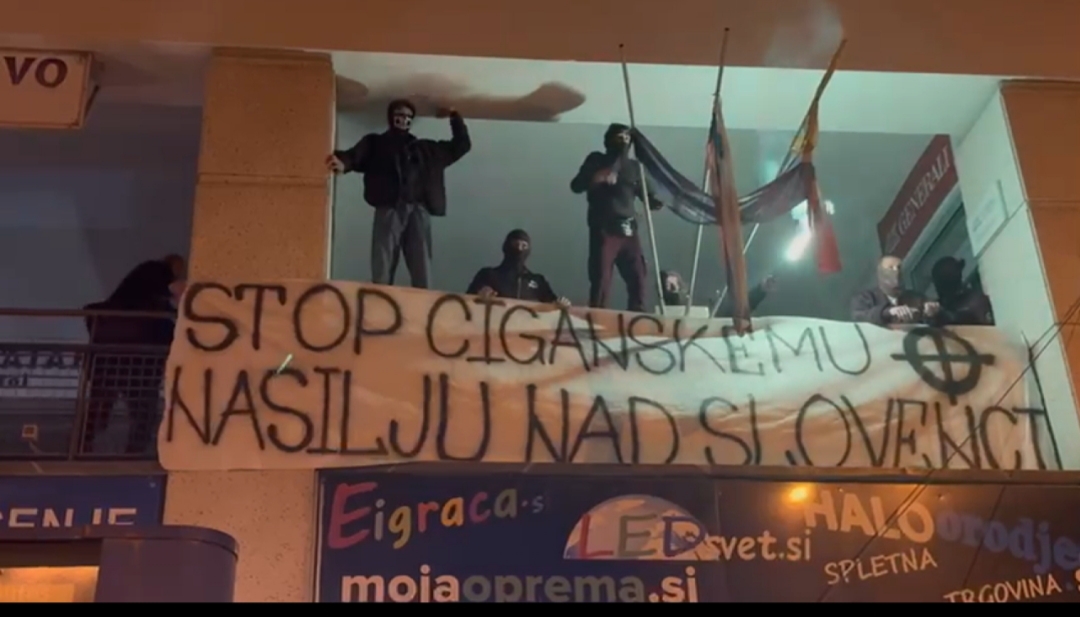 Mučne scene u Novom Mestu: Skupina ekstremista s fantomkama razvukla transparent i urlala ‘Ubij Cigana‘