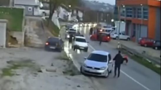 Maloljetnik izazvao nesreću, izbila tučnjava, pa suvozač sjeo za volan i  počeo gaziti ljude