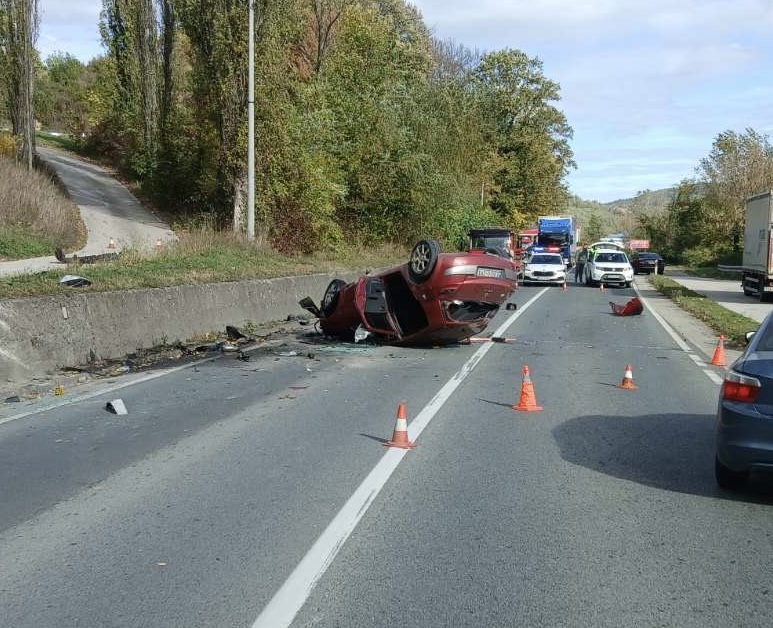 Tri osobe povrijeđene u prometnoj nesreći na M-17