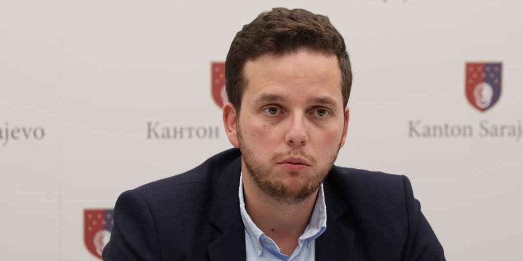 Zuhrić: premijer Uk podnio ostavku, ali prima plaću- to je šarena laža