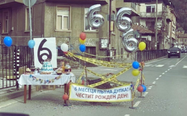 Građani proslavili šest mjeseci rupe na cesti tortom i balonima