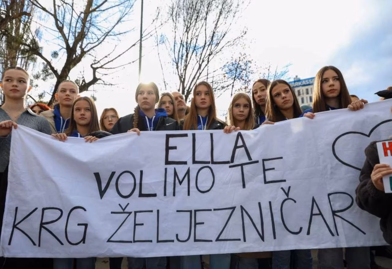 Ella je probuđena iz inducirane kome, ali je njeno stanje i dalje teško