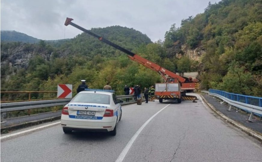 BiH: Automobil sletio u kanjon rijeke, traga se za vozačem