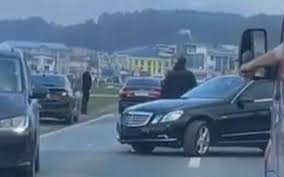 (VIDEO) Vitez: Audi pod pratnjom u sudaru s Mercedesom