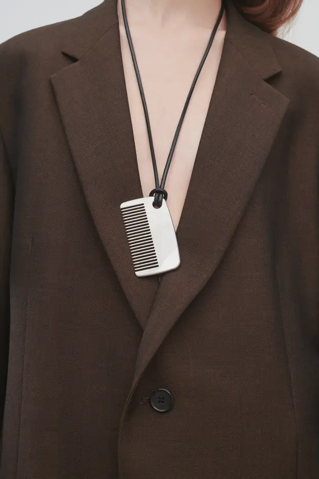 Češalj kao avangardna ogrlica? Običan predmet može postati chic detalj