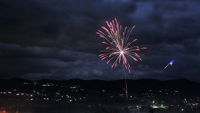 Pogledajte video vatrometa u novogodišnjoj noći u Vitezu🎆🎆