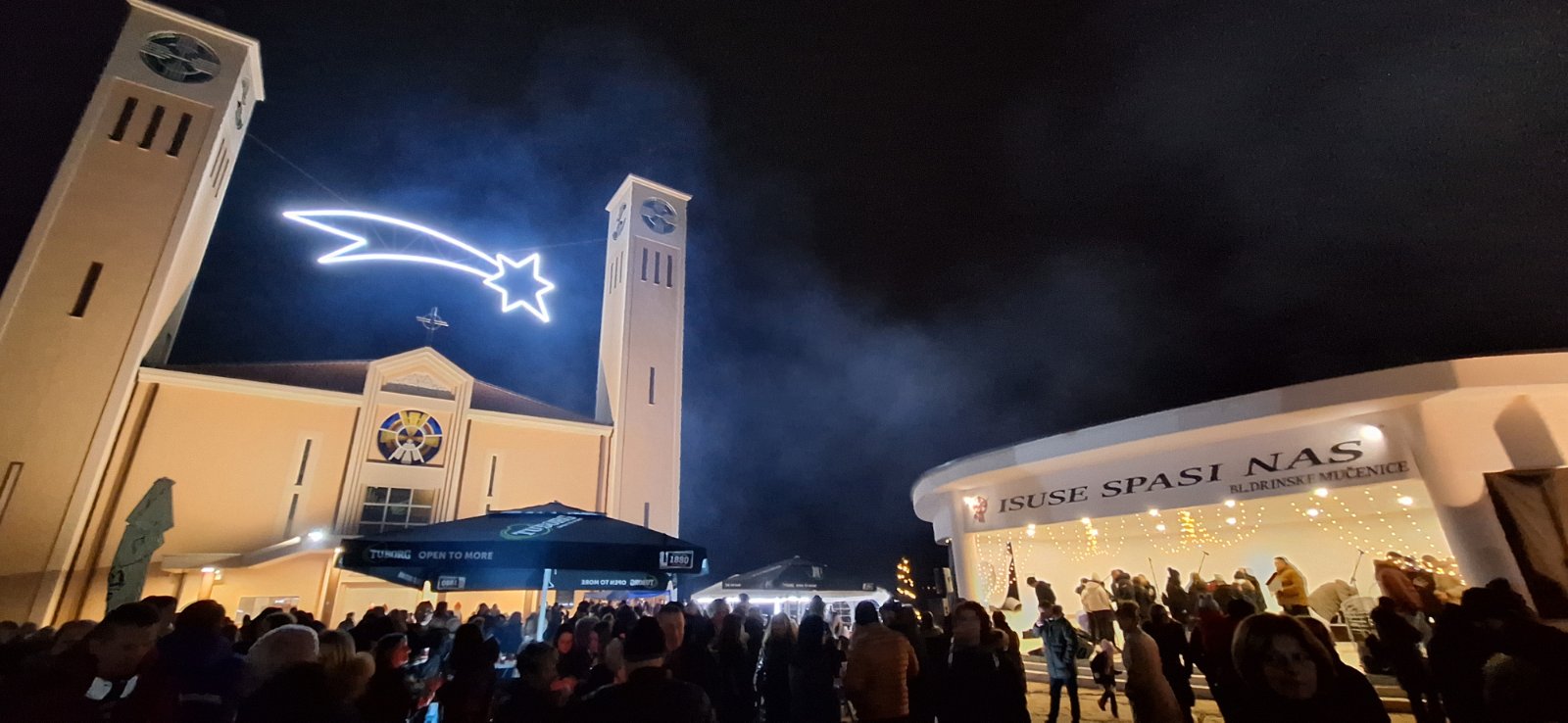 Adventsko druženje na Trgu drinskih mučenica poslije večernje mise u Novom Travniku